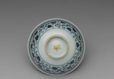 图片[3]-Bowl with lotus pond in overglaze gold decoration and curling leaves in underglaze blue, Ming dynasty, Yongle reign, 1403-1424-China Archive